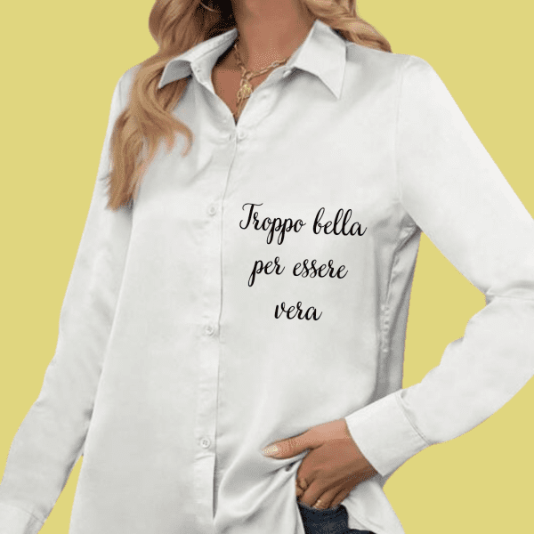 Camicie in Raso Personalizzabili: Eleganza con un Tocco di Ironia Scopri la nostra collezione di camicie in raso, un mix perfetto tra raffinatezza e divertimento. Disponibili nei colori nero, bianco, albicocca e rosa antico, queste camicie sono l’ideale per chi vuole distinguersi con classe. Caratteristiche Uniche Tessuto morbido e luminoso, per un’eleganza senza sforzo. Taglio versatile, adatto a ogni occasione, dal casual al formale. Scritte piccole e ironiche sul lato cuore, perché i dettagli fanno la differenza. Personalizzazione disponibile, per rendere unica la tua camicia con una frase speciale. 💡 Aggiungi un tocco di ironia al tuo stile con le nostre camicie in raso!