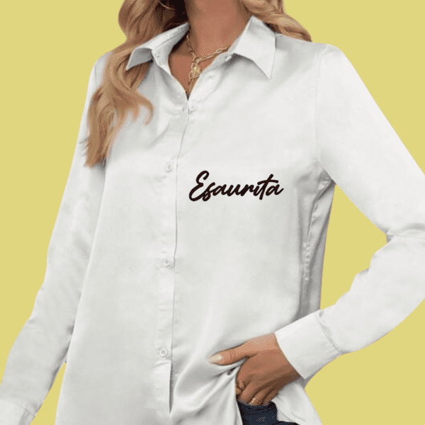 Camicie in Raso Personalizzabili: Eleganza con un Tocco di Ironia Scopri la nostra collezione di camicie in raso, un mix perfetto tra raffinatezza e divertimento. Disponibili nei colori nero, bianco, albicocca e rosa antico, queste camicie sono l’ideale per chi vuole distinguersi con classe. Caratteristiche Uniche Tessuto morbido e luminoso, per un’eleganza senza sforzo. Taglio versatile, adatto a ogni occasione, dal casual al formale. Scritte piccole e ironiche sul lato cuore, perché i dettagli fanno la differenza. Personalizzazione disponibile, per rendere unica la tua camicia con una frase speciale. 💡 Aggiungi un tocco di ironia al tuo stile con le nostre camicie in raso!