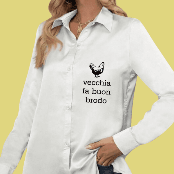 Camicie in Raso Personalizzabili: Eleganza con un Tocco di Ironia Scopri la nostra collezione di camicie in raso, un mix perfetto tra raffinatezza e divertimento. Disponibili nei colori nero, bianco, albicocca e rosa antico, queste camicie sono l’ideale per chi vuole distinguersi con classe. Caratteristiche Uniche Tessuto morbido e luminoso, per un’eleganza senza sforzo. Taglio versatile, adatto a ogni occasione, dal casual al formale. Scritte piccole e ironiche sul lato cuore, perché i dettagli fanno la differenza. Personalizzazione disponibile, per rendere unica la tua camicia con una frase speciale. 💡 Aggiungi un tocco di ironia al tuo stile con le nostre camicie in raso!