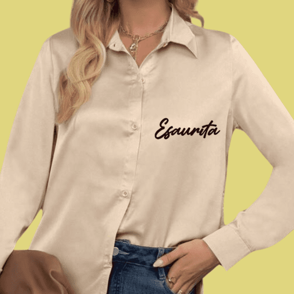 Camicie in Raso Personalizzabili: Eleganza con un Tocco di Ironia Scopri la nostra collezione di camicie in raso, un mix perfetto tra raffinatezza e divertimento. Disponibili nei colori nero, bianco, albicocca e rosa antico, queste camicie sono l’ideale per chi vuole distinguersi con classe. Caratteristiche Uniche Tessuto morbido e luminoso, per un’eleganza senza sforzo. Taglio versatile, adatto a ogni occasione, dal casual al formale. Scritte piccole e ironiche sul lato cuore, perché i dettagli fanno la differenza. Personalizzazione disponibile, per rendere unica la tua camicia con una frase speciale. 💡 Aggiungi un tocco di ironia al tuo stile con le nostre camicie in raso!